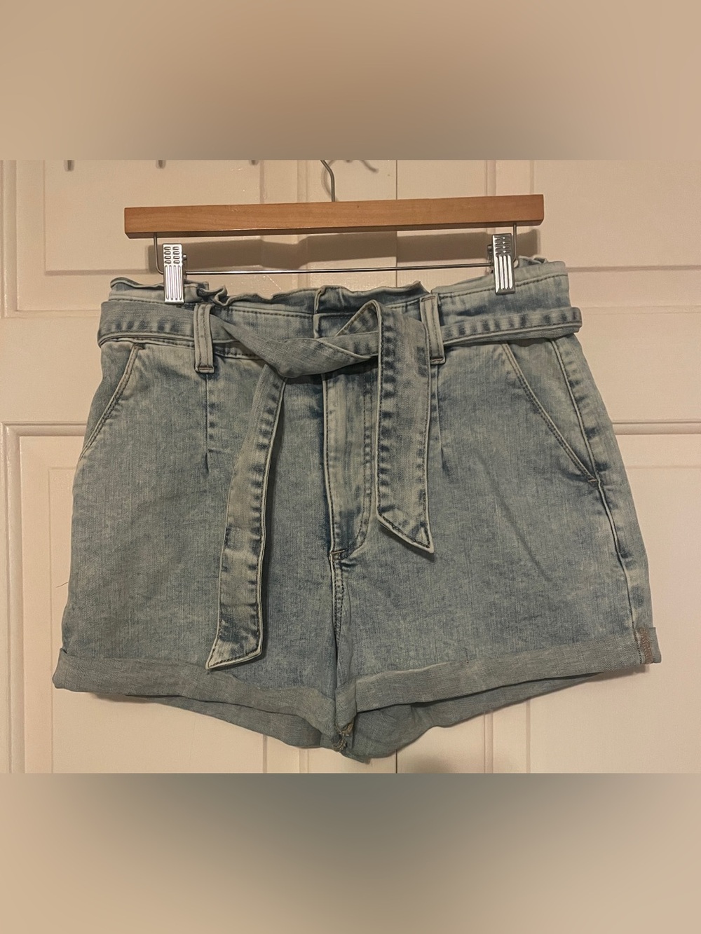 EXPRESS Light Acid Wash Paperbag Waist Super High Rise Denim Shorts 10 -
